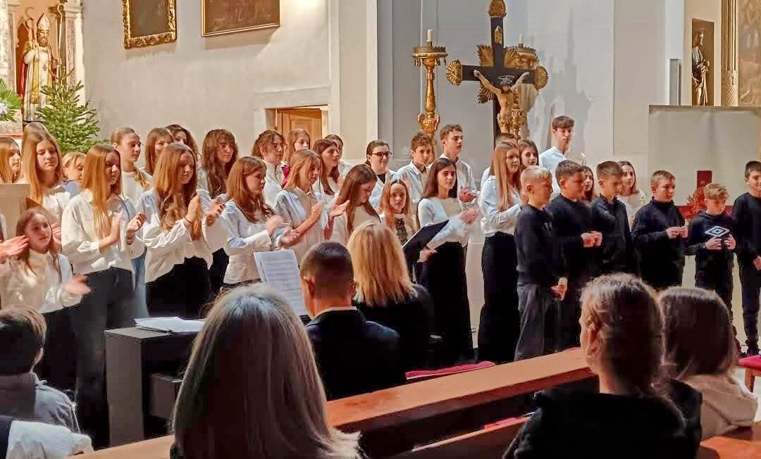 BOŽIĆNI KONCERT ZBORA OŠ MARJAN I GRUPE “SRCE ZA DRUGE”