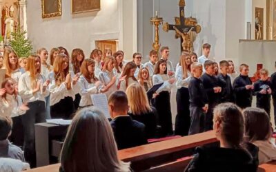 BOŽIĆNI KONCERT ZBORA OŠ MARJAN I GRUPE “SRCE ZA DRUGE”