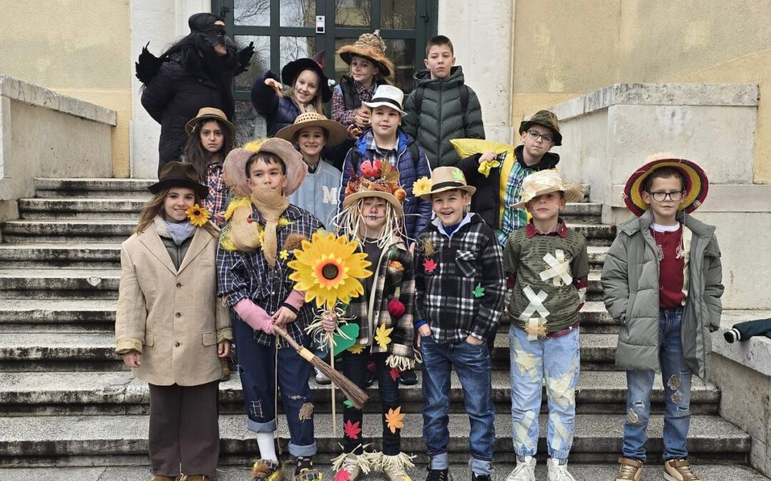 Strašila i vrane u školskom dvorištu