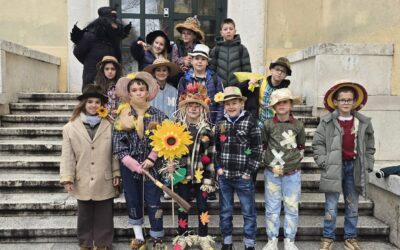 Strašila i vrane u školskom dvorištu